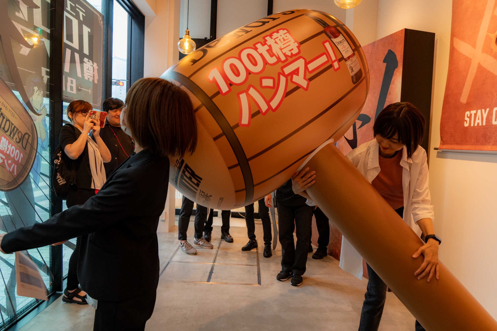 「デュワーズ×劇場版シティーハンター」コラボ　100t樽ハンマーBAR